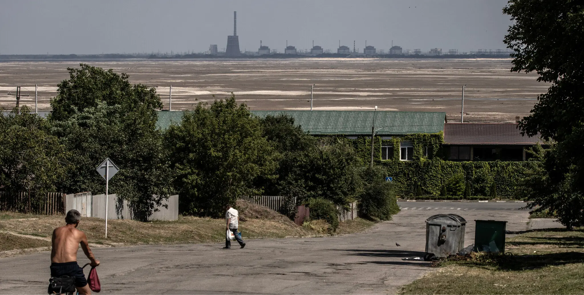 Руйнування Каховської дамби в Україні перетворило озеро за нею на величезний луг.